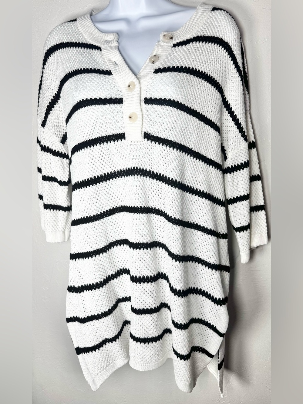 Black‎ and White Striped V-Neck Knit Viscose SOFT Tunic Sweater Size Medium